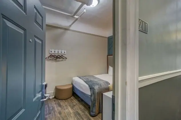 Run of House 1 Queen Bed, Shared Bathroom