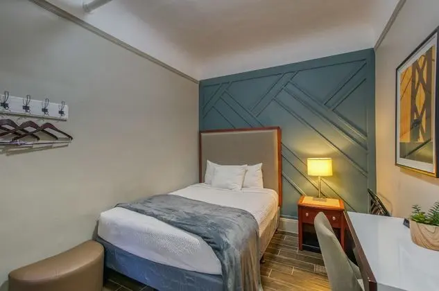 Run of House 1 Queen Bed, Shared Bathroom