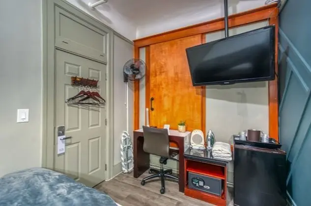 Run of House 1 Queen Bed, Shared Bathroom