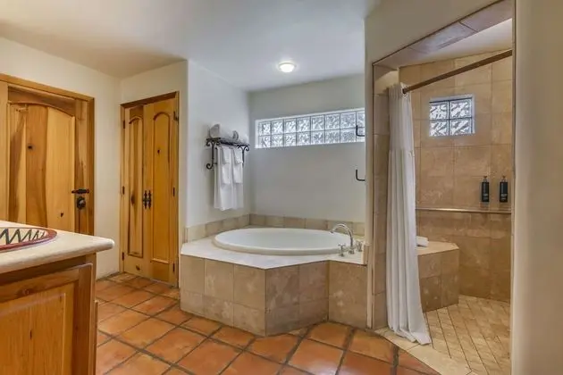 Süit, 2 Yatak Odası, Balkon (Roll-in Shower)