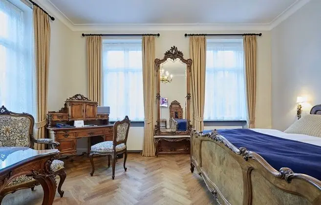 Classic Süit (Antique Room)