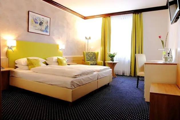 Traditional Tek Büyük Yataklı Oda