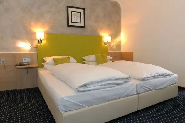 Traditional Tek Büyük Yataklı Oda