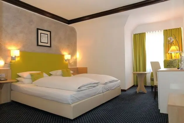 Traditional Tek Büyük Yataklı Oda