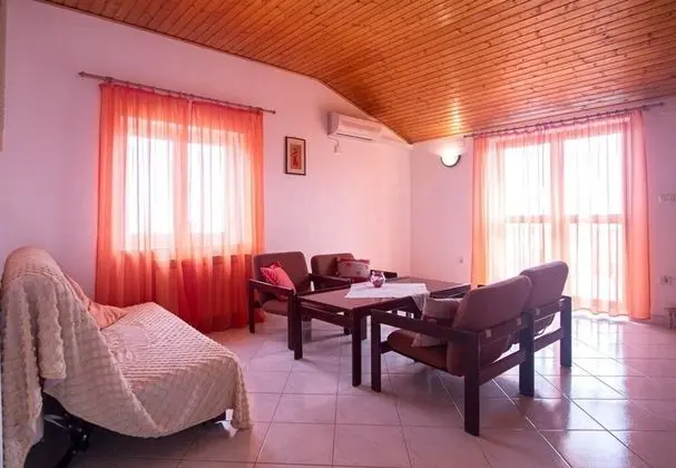 Apart Daire (Rar - with nice garden - Ana (6+2))