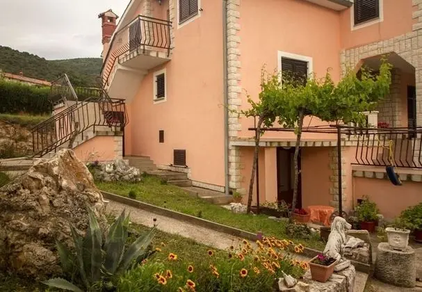 Apart Daire (Rar - with nice garden - Ana (6+2))