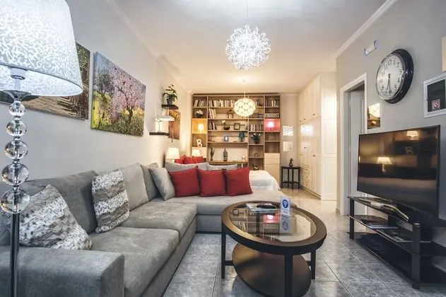 Deluxe Apartment with Private Garden