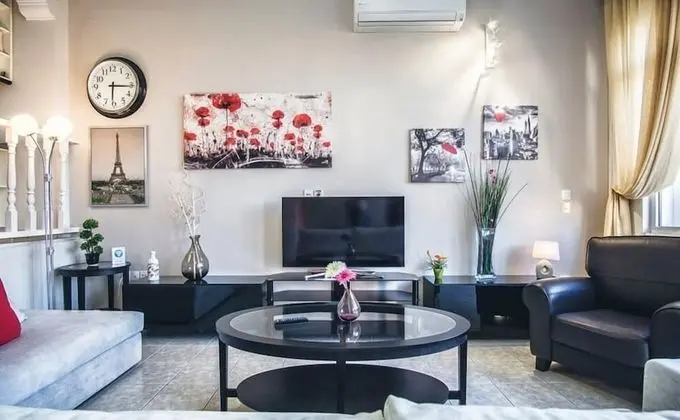 Luxury Apartment with Garden
