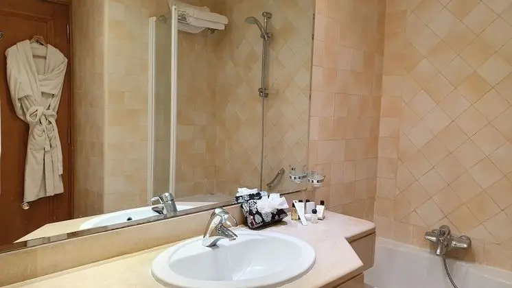 Standard Tek Büyük veya İki Ayrı Yataklı Oda, Özel Banyo