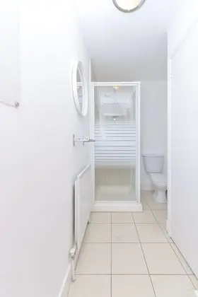 Classic Tek Büyük Yataklı Oda, 1 Çift Kişilik Yatak, Ortak Banyo (1)