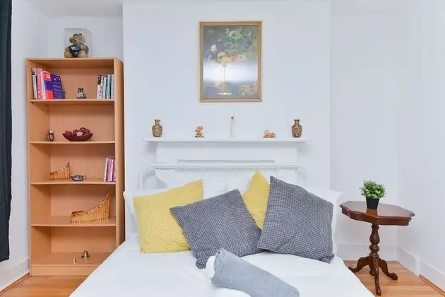 Tek Büyük Yataklı Oda, Ortak Banyo (2)