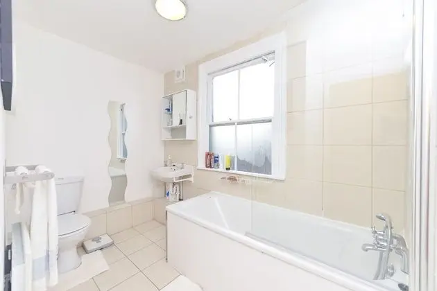 Tek Büyük Yataklı Oda, Ortak Banyo (2)