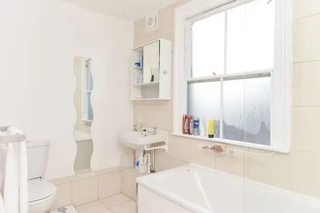 Tek Büyük Yataklı Oda, Ortak Banyo (2)