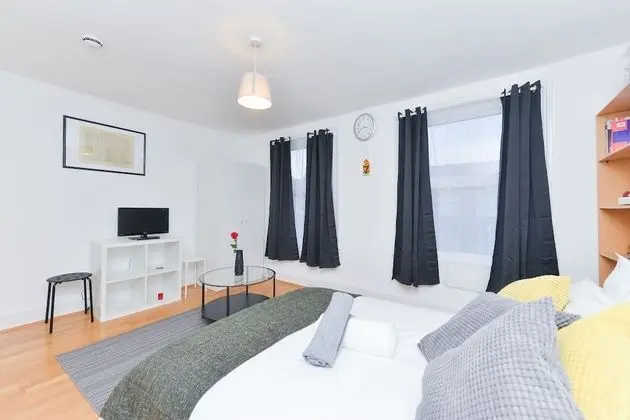 Tek Büyük Yataklı Oda, Ortak Banyo (2)