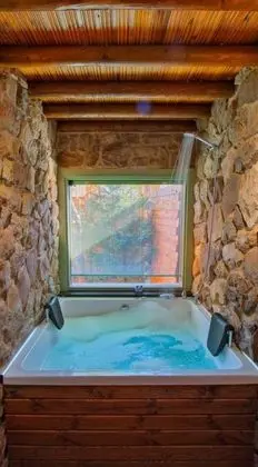 Jakuzili Şömineli Bungalow, Isıtmalı Özel Havuzlu