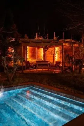 Jakuzili Şömineli Bungalow, Isıtmalı Özel Havuzlu
