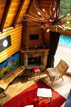 Jakuzili Şömineli Bungalow, Isıtmalı Özel Havuzlu