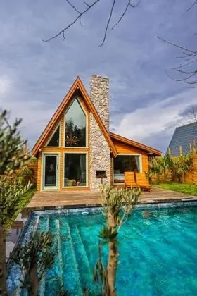 Jakuzili Şömineli Bungalow, Isıtmalı Özel Havuzlu