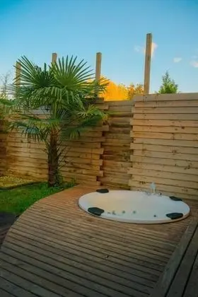 Jakuzili Şömineli Bungalow, Isıtmalı Özel Havuzlu