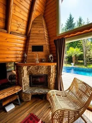 Jakuzili Şömineli Bungalow, Isıtmalı Özel Havuzlu