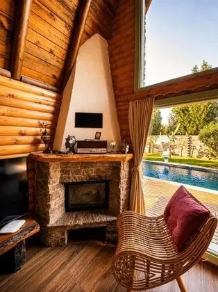 Jakuzili Şömineli Bungalow, Isıtmalı Özel Havuzlu