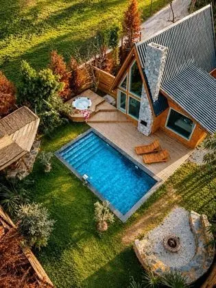 Jakuzili Şömineli Bungalow, Isıtmalı Özel Havuzlu