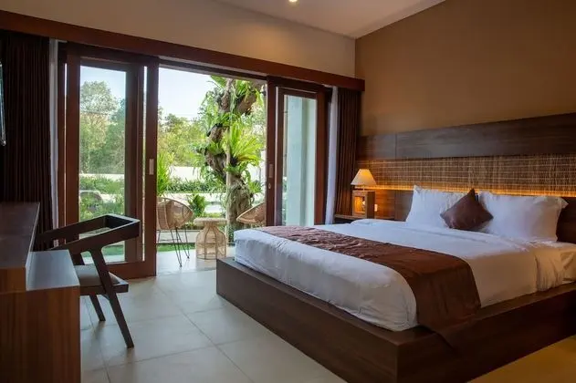 Standard Tek Büyük Yataklı Oda, Balkon, Havuz Manzaralı