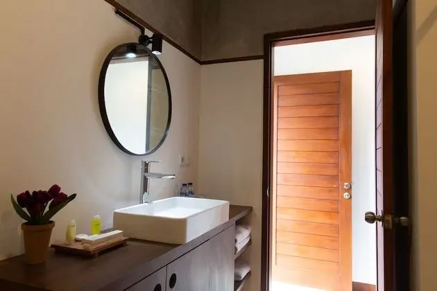 Standard Tek Büyük Yataklı Oda, Balkon, Havuz Manzaralı