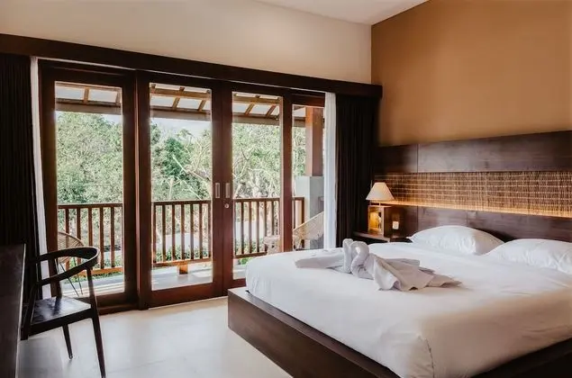 Standard Tek Büyük Yataklı Oda, Balkon, Havuz Manzaralı