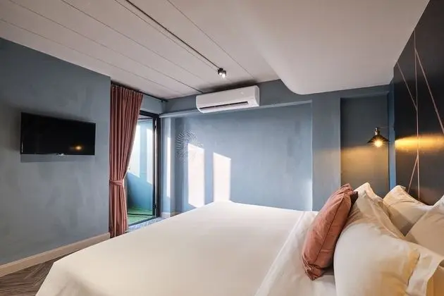 Crown Tail (Superior - King Bed)