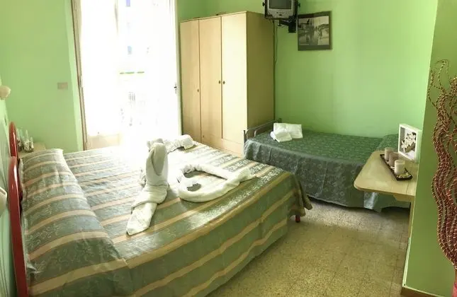 Üç Kişilik Oda
