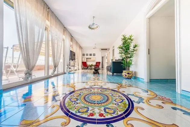 Appartamento panoramico, edificio separato (500 metri dall'edificio principale)