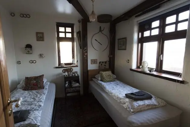 Tek Büyük veya İki Ayrı Yataklı Oda, Ortak Banyo