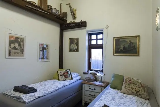 Tek Büyük veya İki Ayrı Yataklı Oda, Ortak Banyo