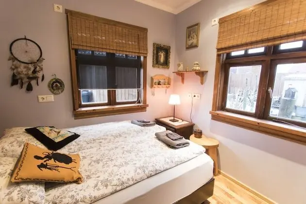 Tek Büyük veya İki Ayrı Yataklı Oda, Ortak Banyo