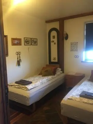 Tek Büyük veya İki Ayrı Yataklı Oda, Ortak Banyo