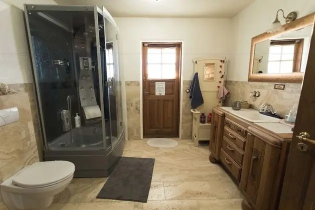 Tek Büyük veya İki Ayrı Yataklı Oda, Ortak Banyo