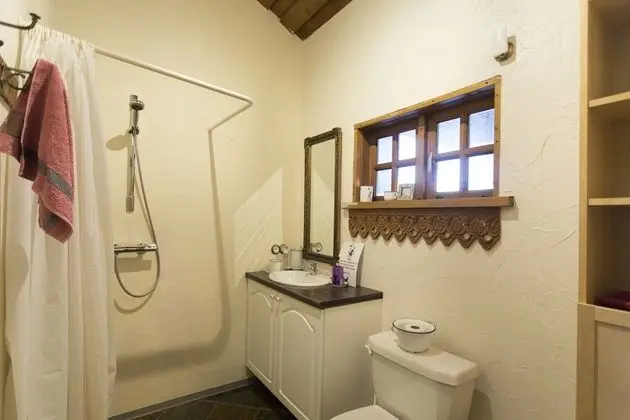 Tek Büyük veya İki Ayrı Yataklı Oda, Ortak Banyo