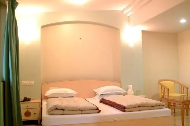Premium Oda, 1 Büyük (Queen) Boy Yatak, Sigara İçilebilir, Havuz Manzaralı