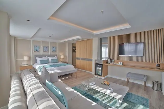 Fransız Balkonlu Köşe Suite Oda