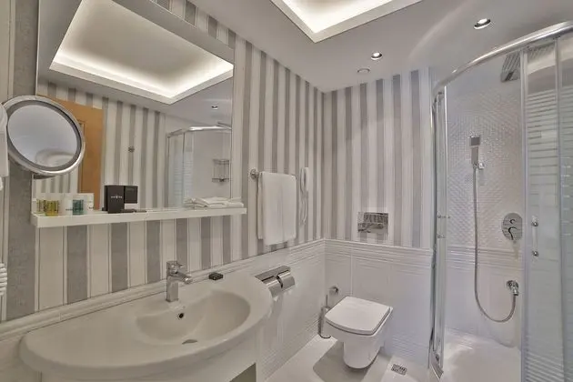 Fransız Balkonlu Köşe Suite Oda
