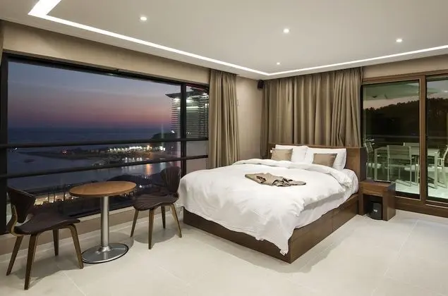 Suite Party Room