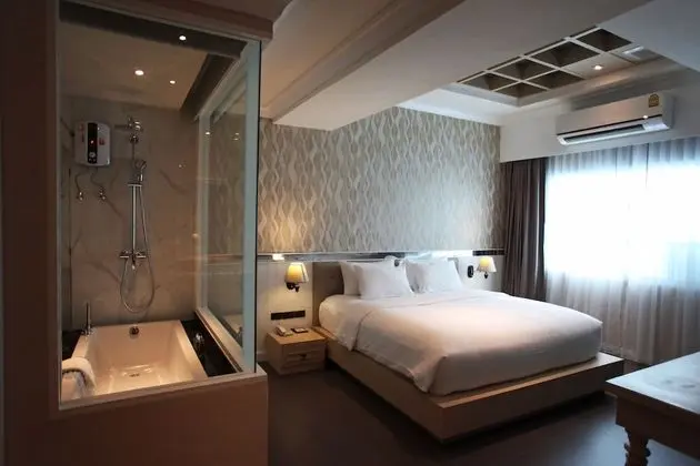 Deluxe with Bathtub