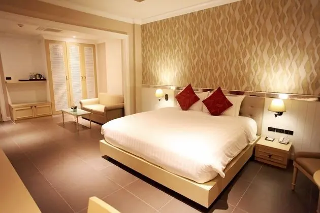 Deluxe with Bathtub
