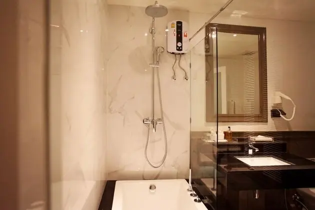 Deluxe with Bathtub