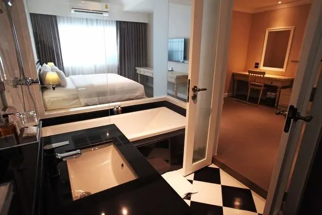 Deluxe with Bathtub