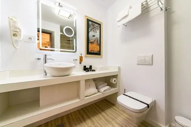 Amyntas Deluxe Room With Balcony and Marina View