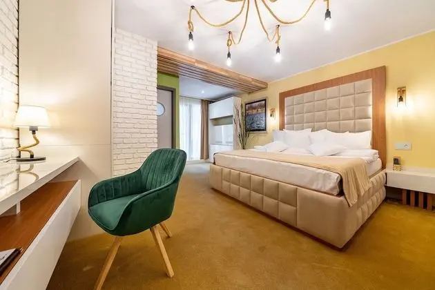 Amyntas  Premium Room With Balcony And Lake View