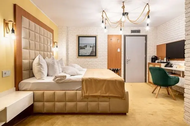 Amyntas  Premium Room With Balcony And Lake View