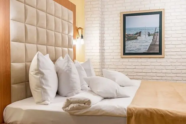 Amyntas  Premium Room With Balcony And Lake View